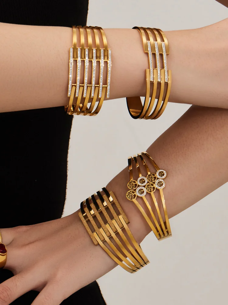 

Ele Hollow out Diamond Embedded Titanium Steel Bracelet Wide Face Exaggerated Faionable Women's Jewelry Accory