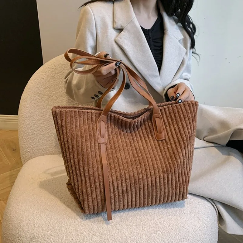 

Refined One Shoulder Versatile Crossbody Retro Work Travel Stylish Female Bag Suitable On A Coffee Date With Friends