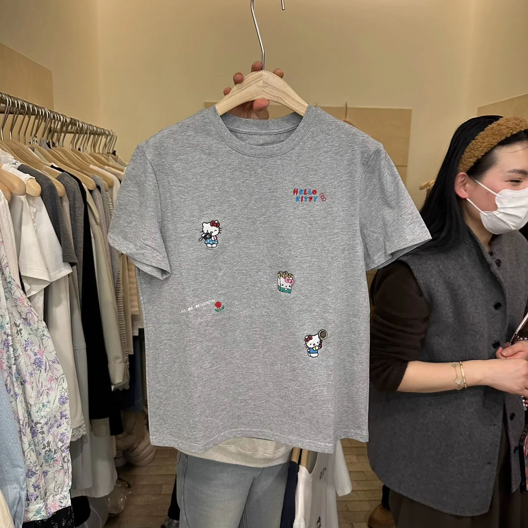 プラスサイズ 300 ポウ韓国風漫画刺繍オルトスヴェ T-irt 女性のカジュアル多用途春夏新デザイントップ