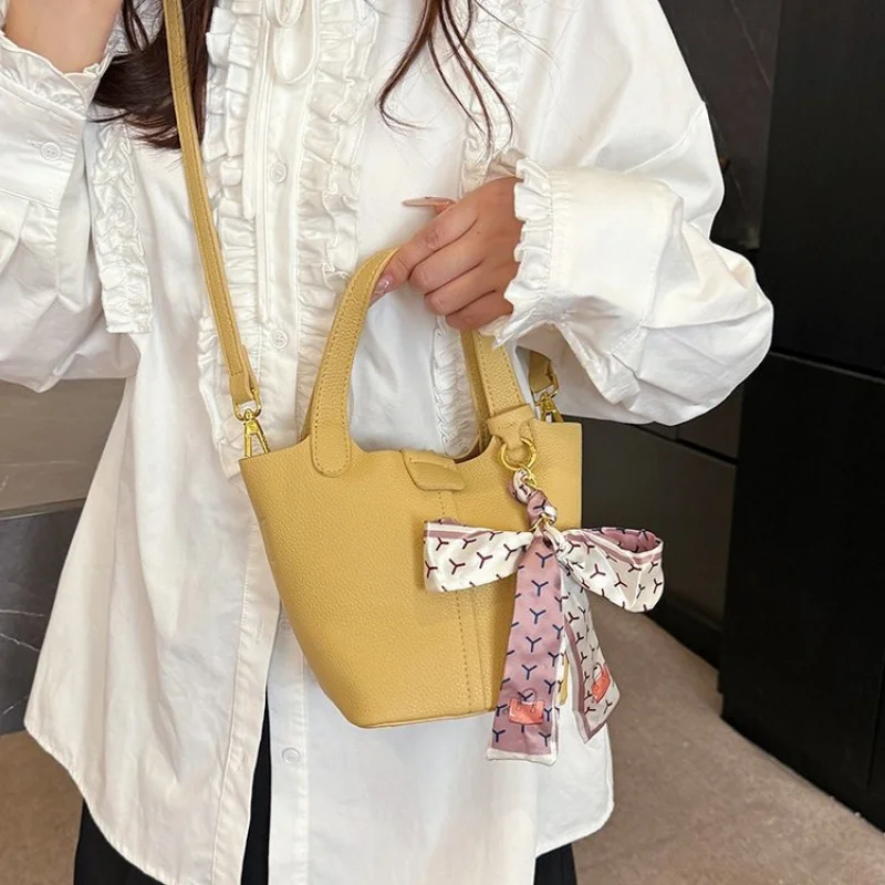 

Vintage Simple Clutch Bag For Women Featuring Fashionable Logo And High-End Trendy Appeal