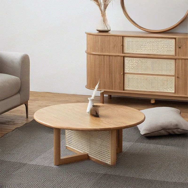 Pequeno apartamento sala de estar cama redonda e mesa de centro de vime para café da manhã