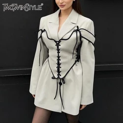 TWOTWINSTYLE Hit Color Impiombato Lace Up Dimagrante Giubbotti Per Le Donne Risvolto Manica Lunga Tunica Temperamento Chic Cappotto Moda Femminile