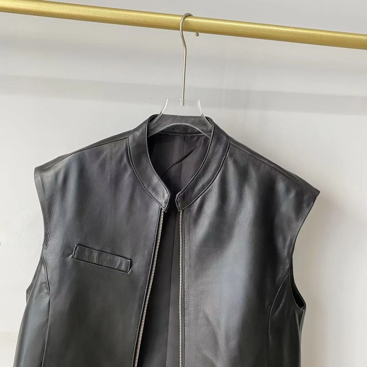 جديد خريف 2025 معطف نسائي من جلد eepskin الأصلي لراكبي الدراجات النارية من Jaet ort بقصة ضيقة ومتعدد الاستخدامات وسحاب للإغلاق