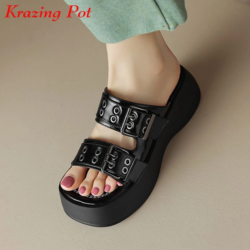 Krazing Pot Cow Leather Mules High Street Fashion Punk Rock Design Peep Toe Summer Thick Bottom Med Heels Metal Rivets Sandals