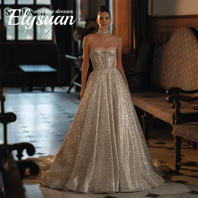 笑顔、ストラップレス、ワンラインのウェディングドレス、きらめく花嫁のドレス、フロントホールにある新しいウェディングドレス