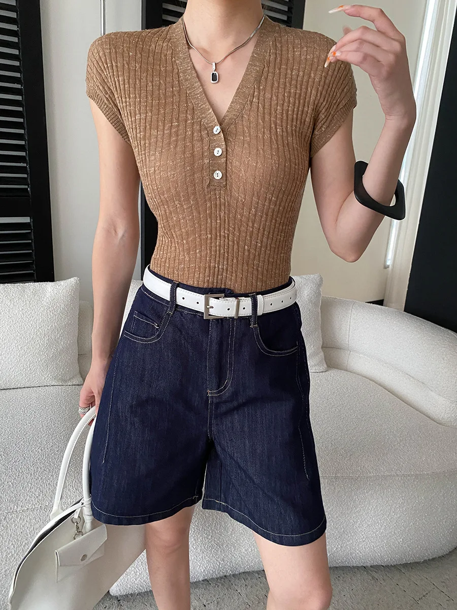 Sommerlicher Damenpullover in unifarbenem Design mit Knopfleiste, V-Ausschnitt und schlankem Schnitt, kurzärmelig. – Detail 5