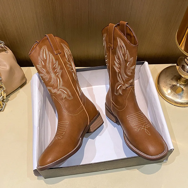 Stivali da Cowboy occidentali in pelle stivali da cavaliere ricamati stivali a gamba media Martens Chelsea stivali scarpe da donna donna