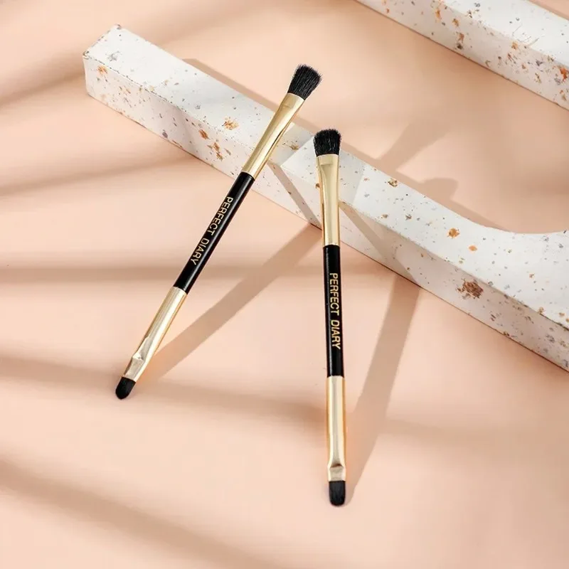 Pincel de maquiagem profissional de cabeça dupla, cabo de liga, sombra de olhos e pincel de contorno de nariz para mistura de precisão, 1 peça