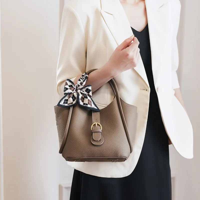 

2026 New Fashion Bucket Bag Large Capacity Shoulder Bag for Women Commute Work Tote Handbag