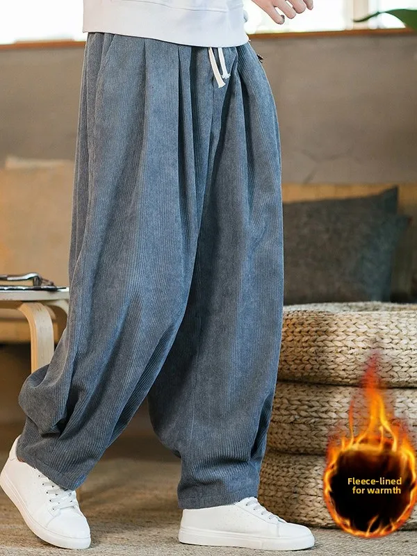 بنطلون شتوي رجالي من القطيفة السميكة مبطن بالفرو فضفاض وواسع الساق بتصميم عتيق يعكس الحيوية الشبابية