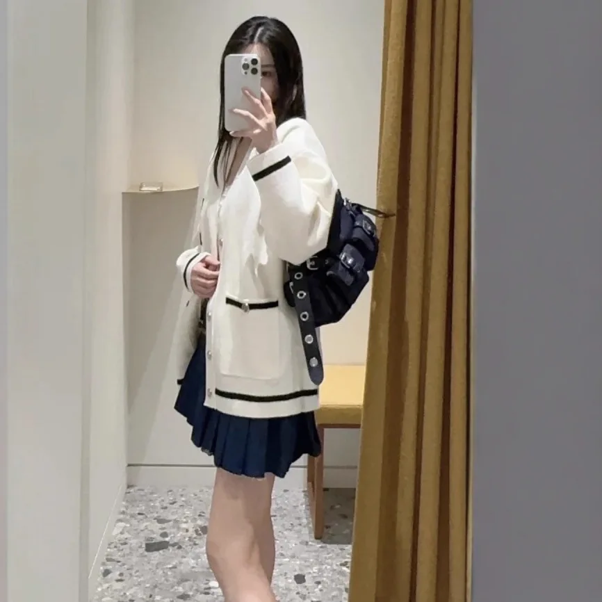 

Women's black and white knitted cardigan V-neck long-sleeved loose casual comfortable sweater