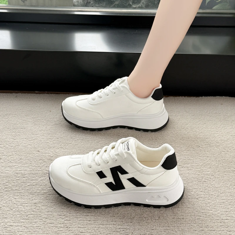 2026 ربيع جديد أحذية رياضية من الجلد المرأة جولة الرأس الدانتيل سميكة القاع حذاء كاجوال احذية الجري العصرية ومتعددة الاستخدامات