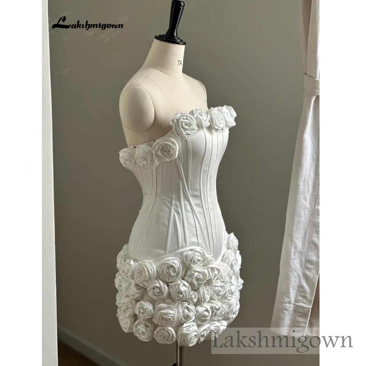 Lakshmigown Rosenkorsett-Hochzeitskleid, florales weißes Minikleid, schulterfreies Empfangskleid, Satin-Korsett-Brautkleid, maßgeschneidert – Detail 6
