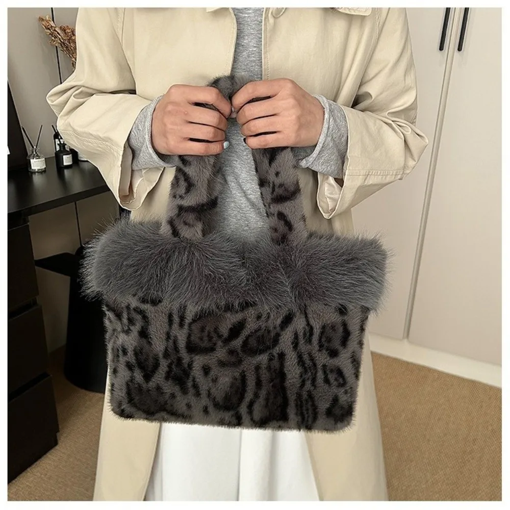 Elegante Leopardenmuster-Pelztasche, weiche, warme Schultertasche, geräumige, pelzige Handtasche für Damen. – Detail 13