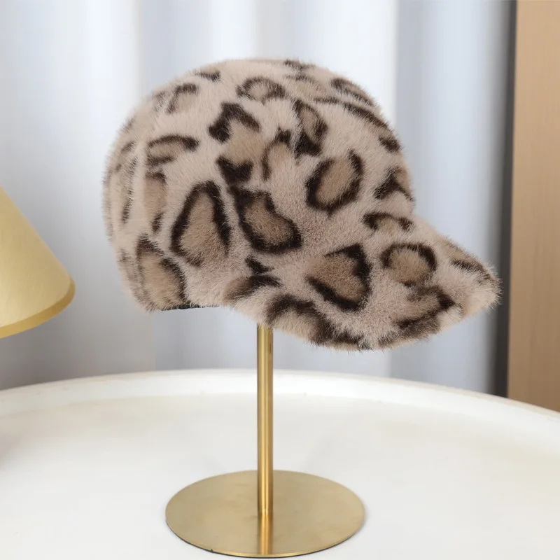 Full-pattern leopard print plush baseball cap, featuring a retro and fashionable vibe, suitable for autumn and winter outings.
