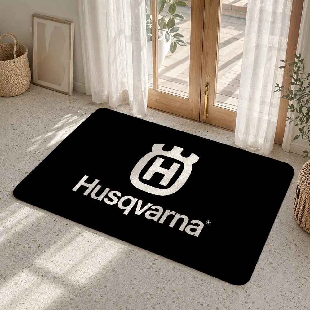 H-Husqvarna Logo Floor Mat Flannel Rug Non Slip Absorbent Soft Washable For Entryway Hallway Bathroom Kitchen Decor