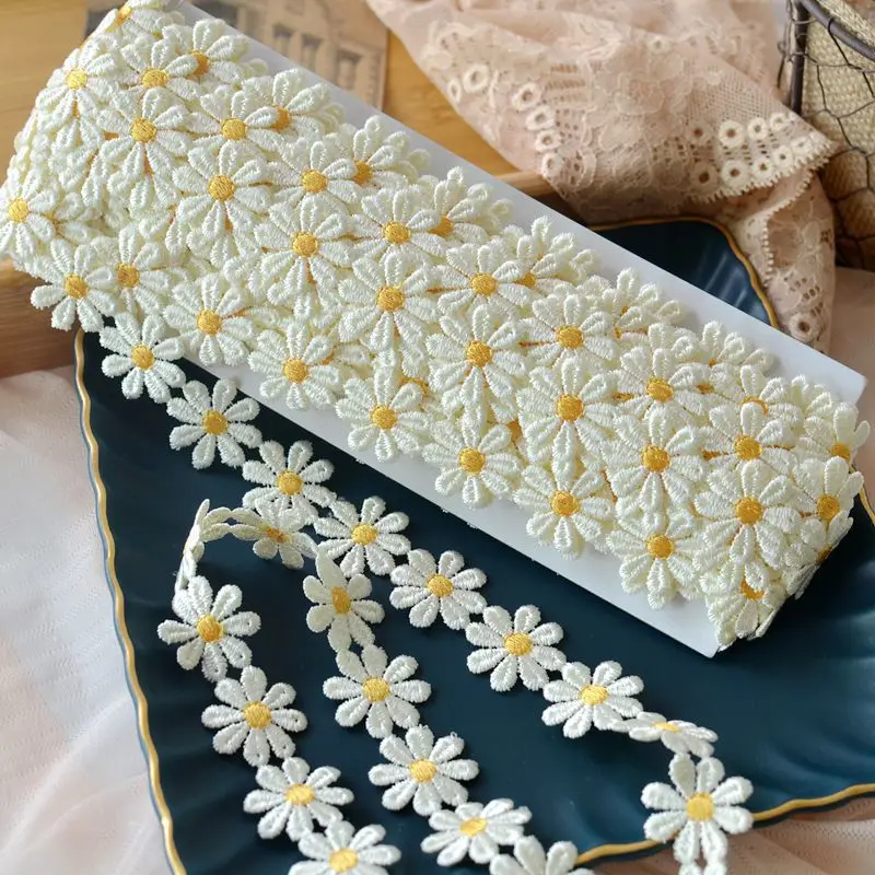 2,5 cm breites, wunderschönes, weißes, besticktes 3D-Blumen-Spitzenband für Kleiderkragen, Hüte, Kopfbedeckungen, Nähdekoration