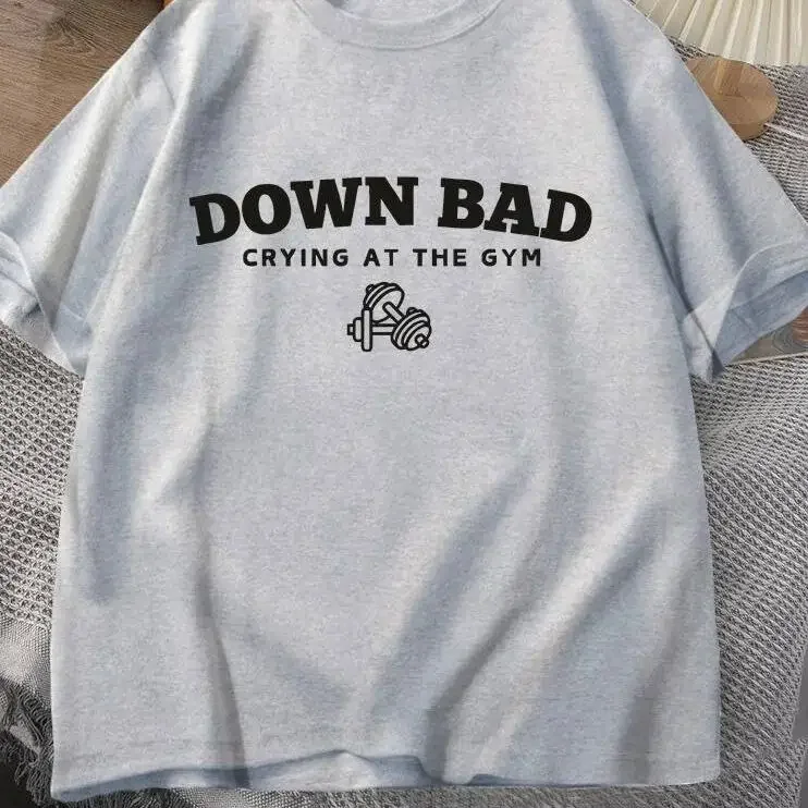 2025 Poetas Torturadas Camiseta Down Bad Crying At The Gym Camisetas Gráficas Mulheres Verão Treino Camiseta Manga Curta