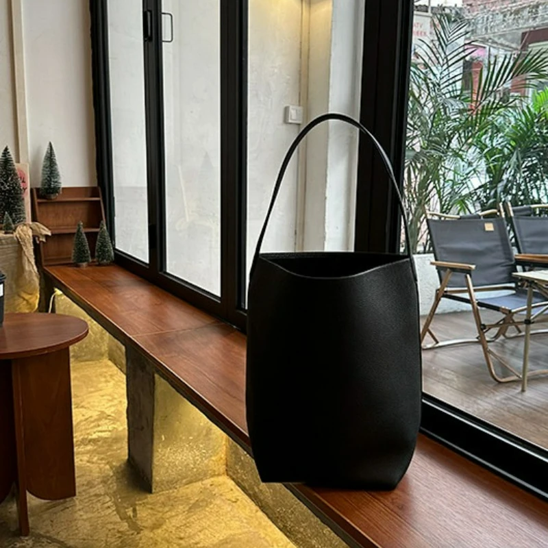 New Lightweight and Large-capacity Women's Handbag Fashionable and Simple Shoulder Bag Suitable for Work Travel and Daily Use