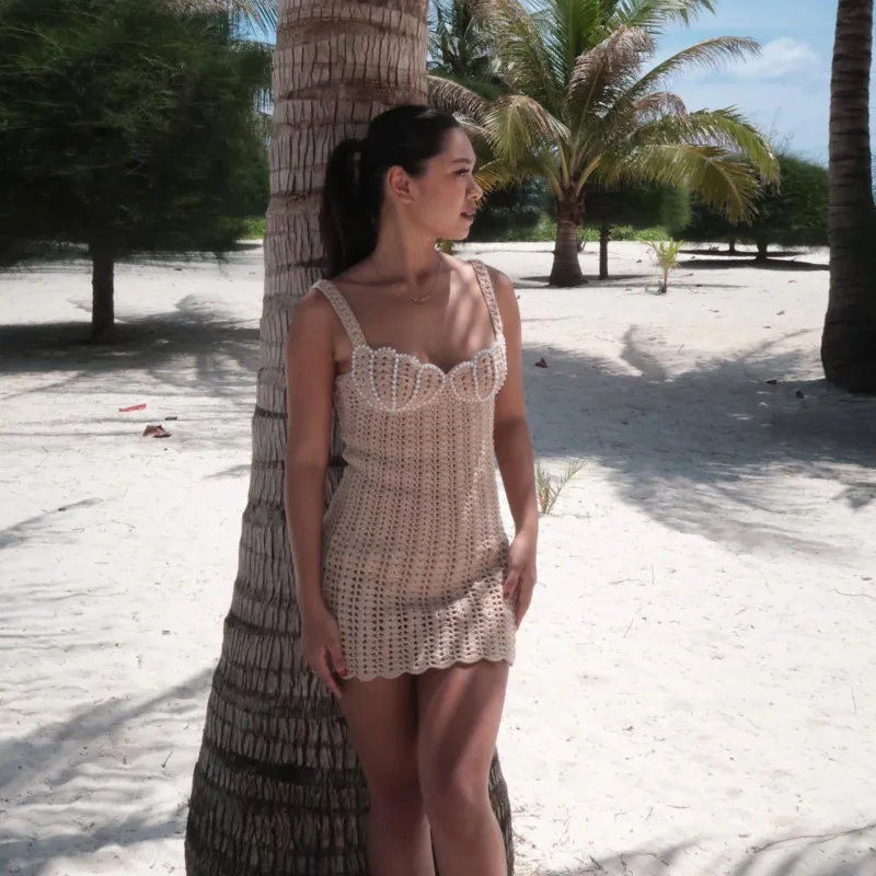 Minivestido Sexy de punto con cuentas de perlas para mujer, vestidos de playa huecos sin mangas de punto de ganchillo, ropa de playa ceñida para primavera y verano