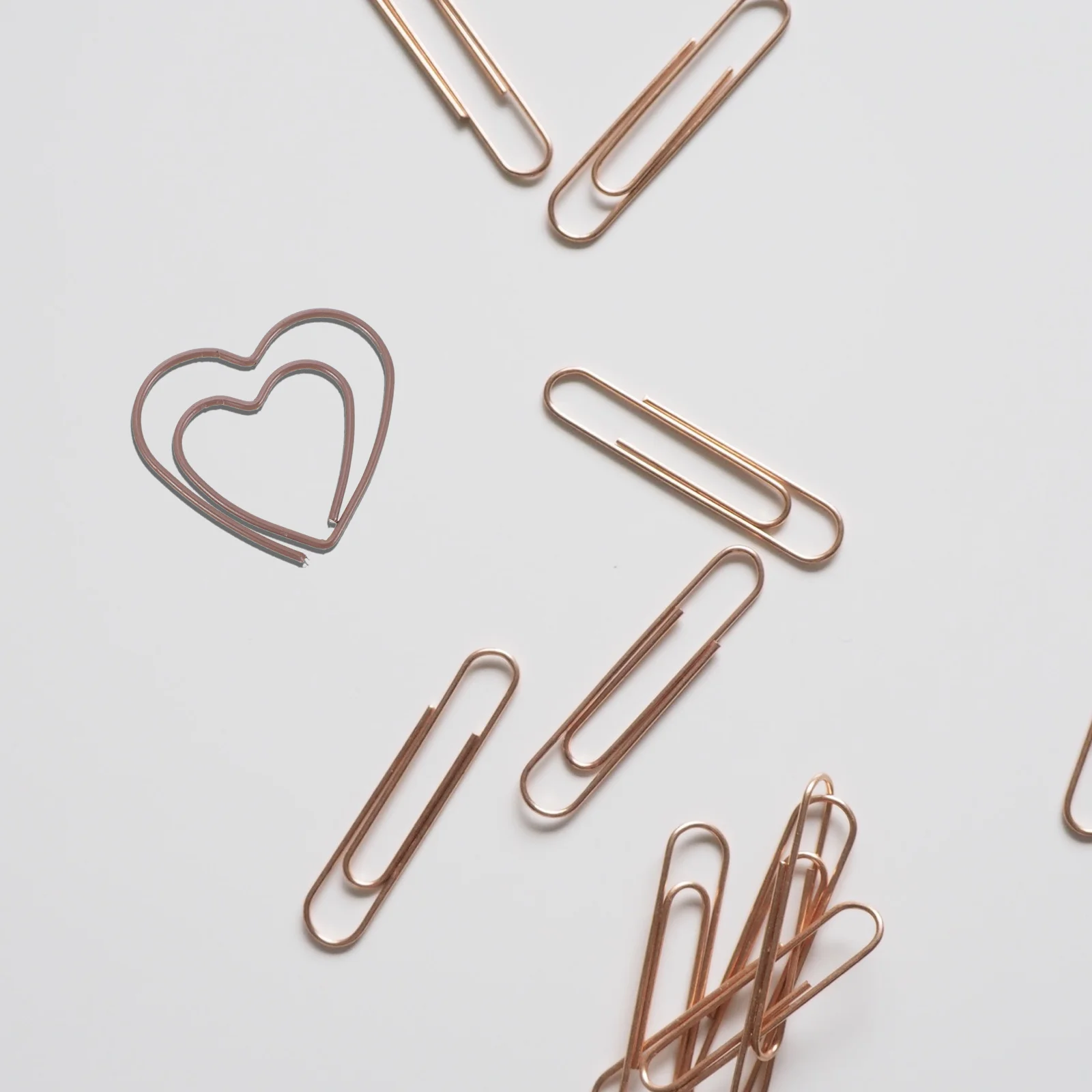 

50Pcs Precise Workmanship Heart-Shaped Clips Multi-Color Metal Paper Clips for Office School Heart-Shaped Clip