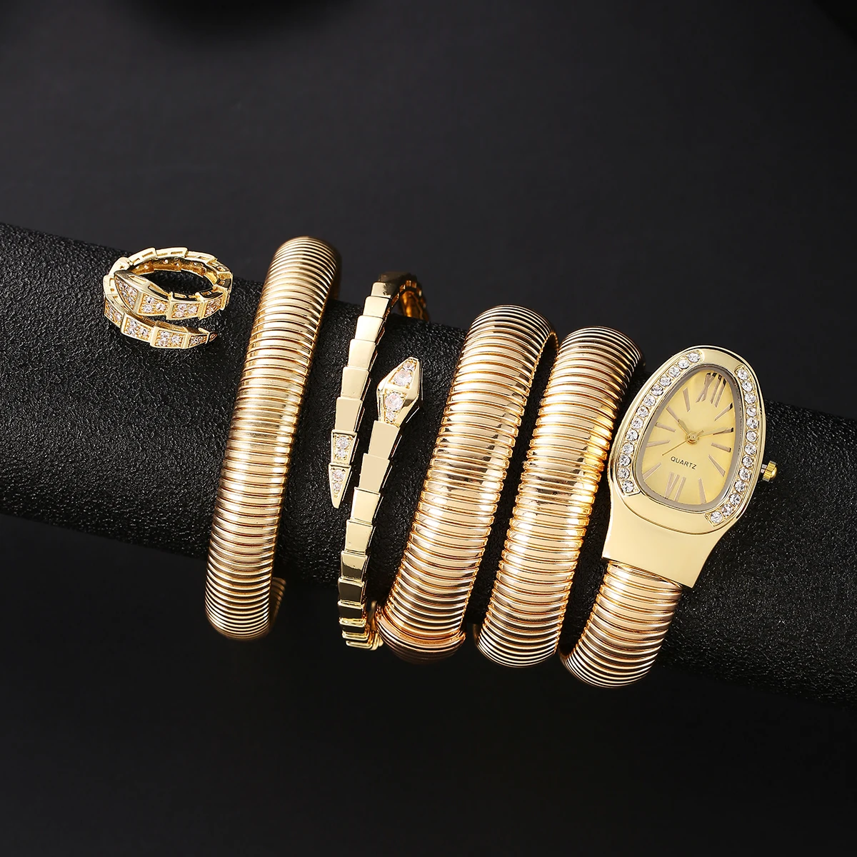 نموذج خاص رائج البيع للتجارة الخارجية لصيف 25 عامًا مع ساعة رائعة مرنة مرصعة بالألماس على شكل ثعبان