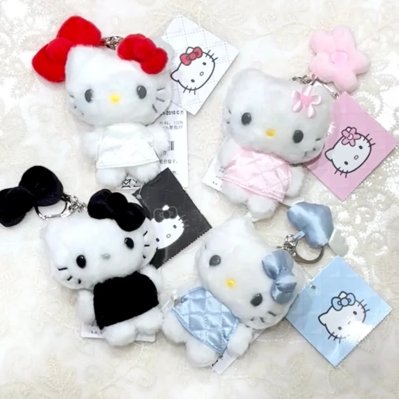 

НОВИНКА: Плюшевая игрушка-брелок Hello Kitty из серии Velvet, милая кошечка в клетчатых комбинезонах, пушистая кукла-подвеска для сумки, девичий аксессуар.
