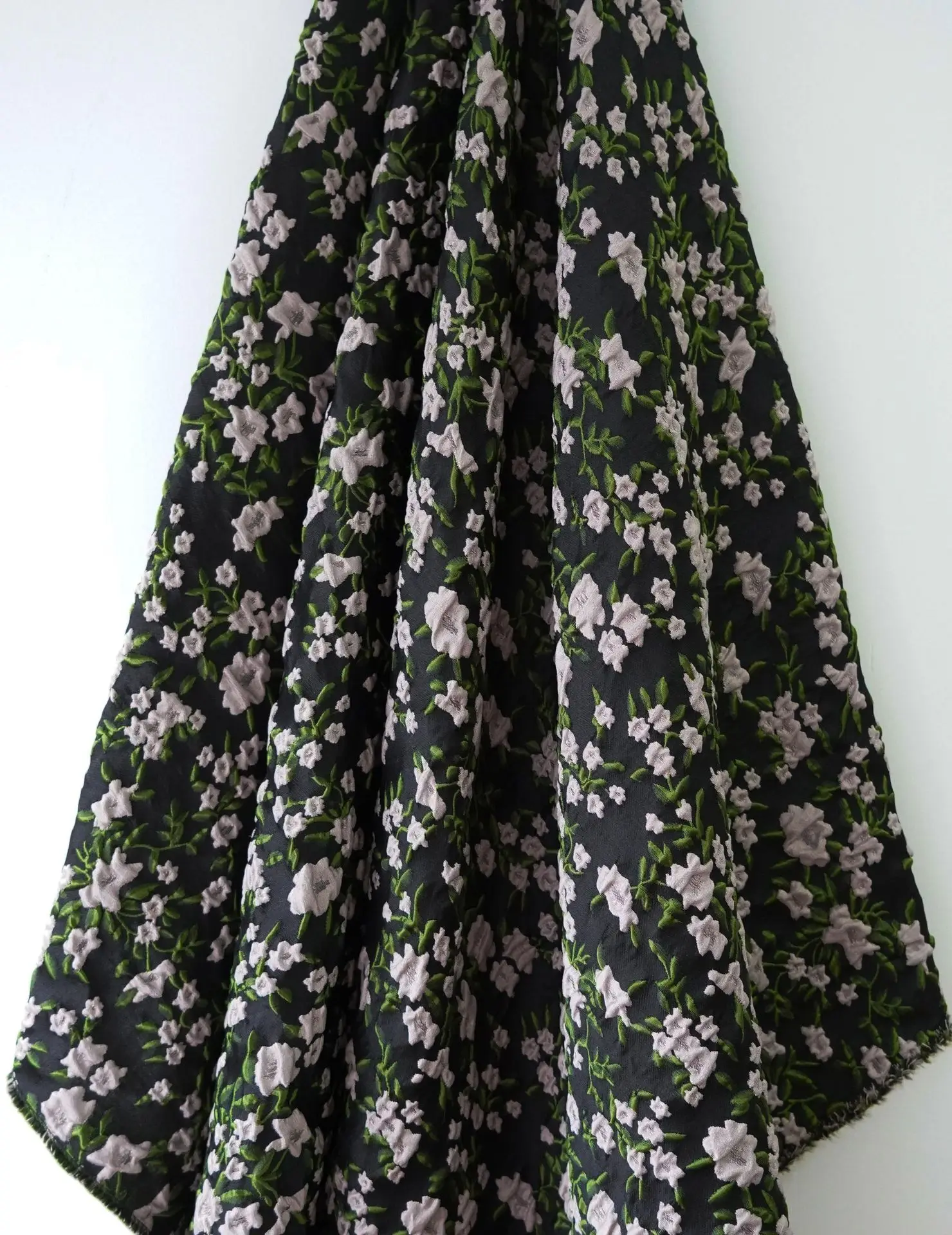 Tessuto jacquard in rilievo floreale piccolo nero elegante da 1 metro, abito retrò, gonna soffice, borsa, tessuto da cucito decorativo