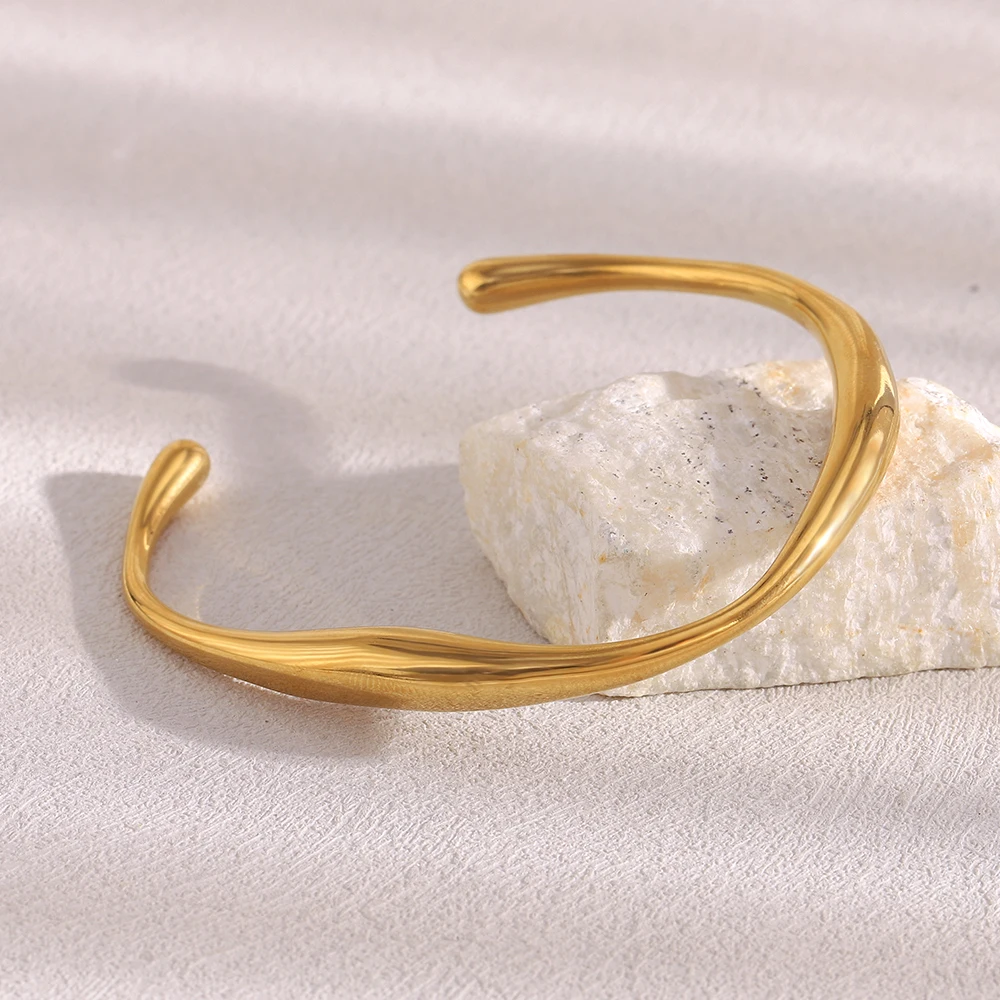E.B.belle Neues, glattes, unregelmäßiges, gedrehtes Manschettenarmband, 18 Karat vergoldeter Edelstahl, minimalistischer Stil, Damenschmuck – Detail 6