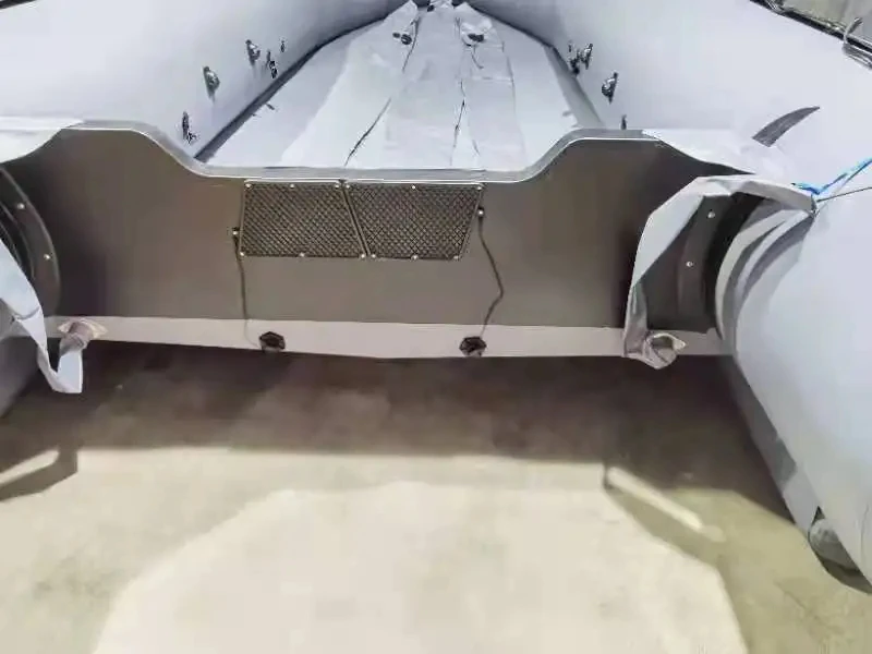 Grand bateau gonflable robuste populaire de 5.5m 6m 6.5m 7m 7.5m avec deux petits tubes au fond