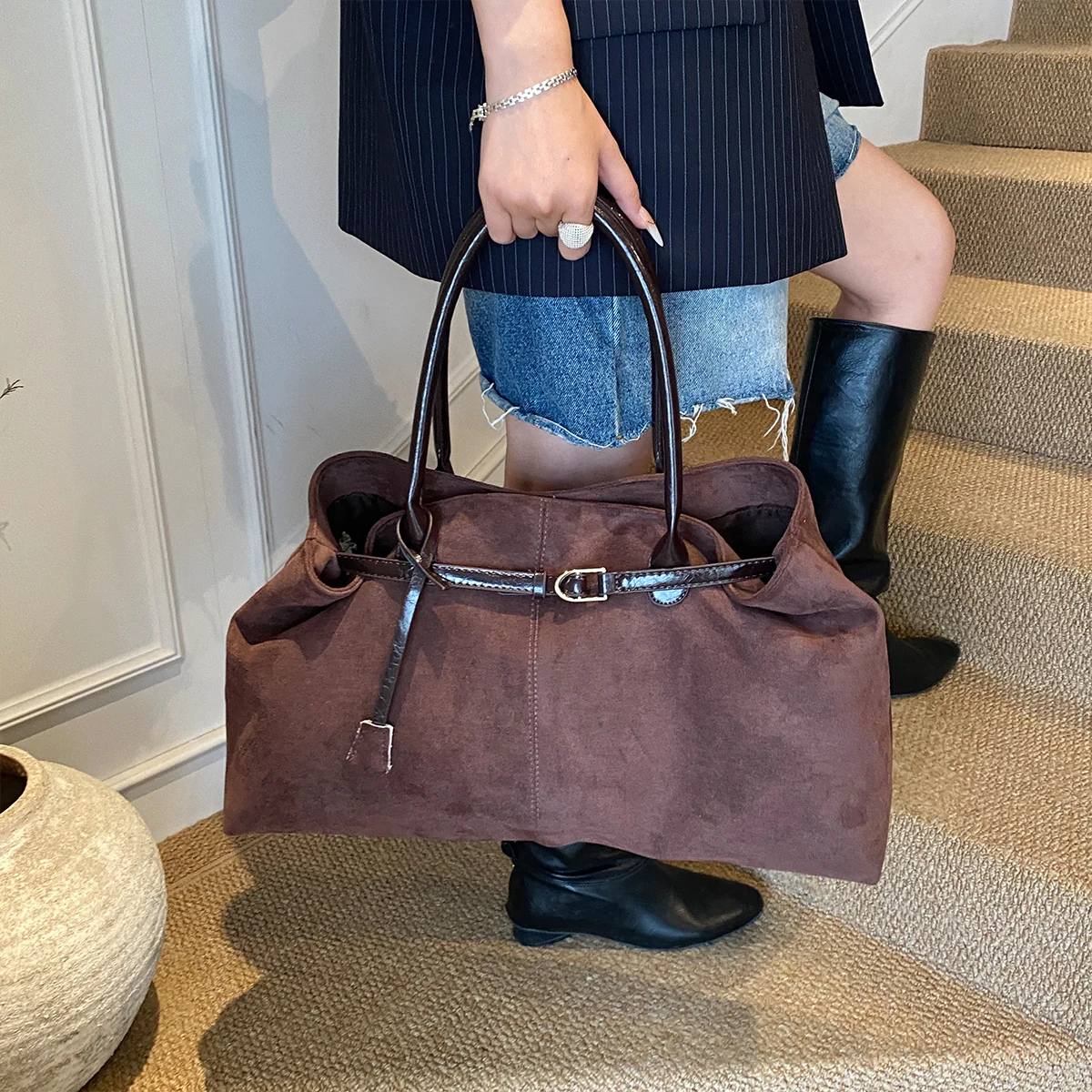 

Классическая женская сумка-тоут для путешествий и офиса, стеганая замшевая текстура, съемный шарм, легкая, большая вместимость, магнитная, с двумя ручками