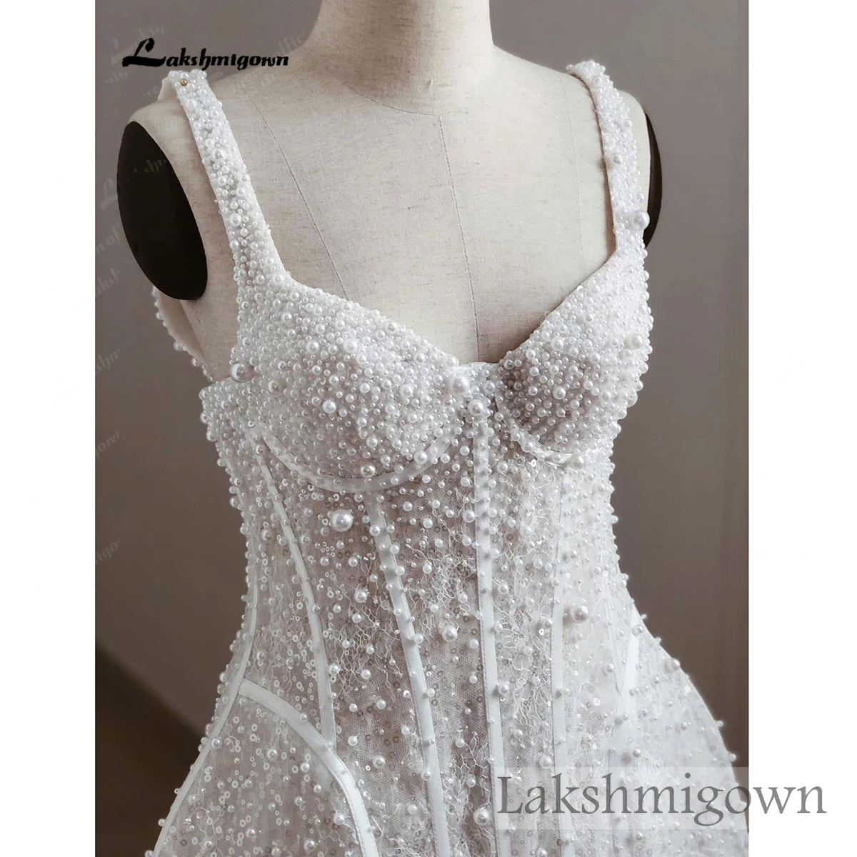 Lakshmigown Perlenverziertes Mini-Hochzeitskleid mit Transparentem Korsett-Mieder und Schnürung am Rücken für Empfang und Elopement. – Detail 9