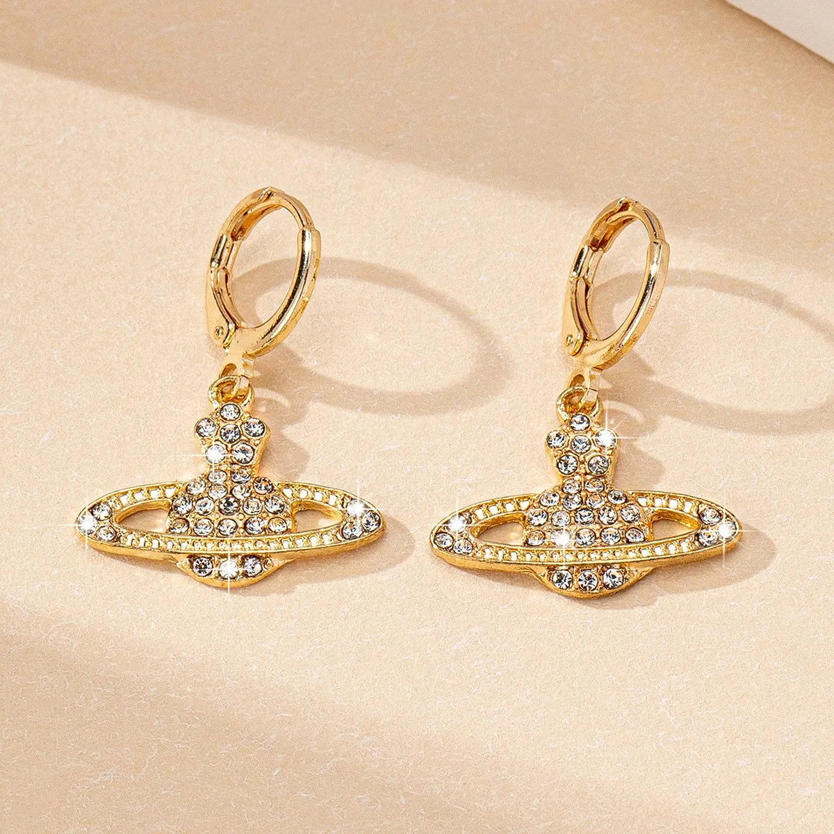 

Новые серьги 2025 года с бриллиантами в виде планеты Сатурн, элегантный и стильный дизайн, элитные ювелирные изделия