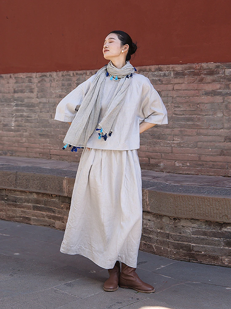 

Комплект из льняной футболки с круглым вырезом и юбки: повседневный, свободный крой, модный ансамбль