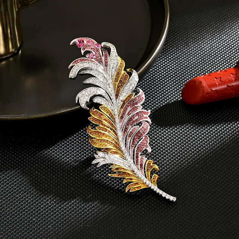 

Chinese Style Gilt Colorful Feather Full Rhinestone Brooch Vintage Elegant Coat Pin Luxury Niche Women Jewelry Wholesale