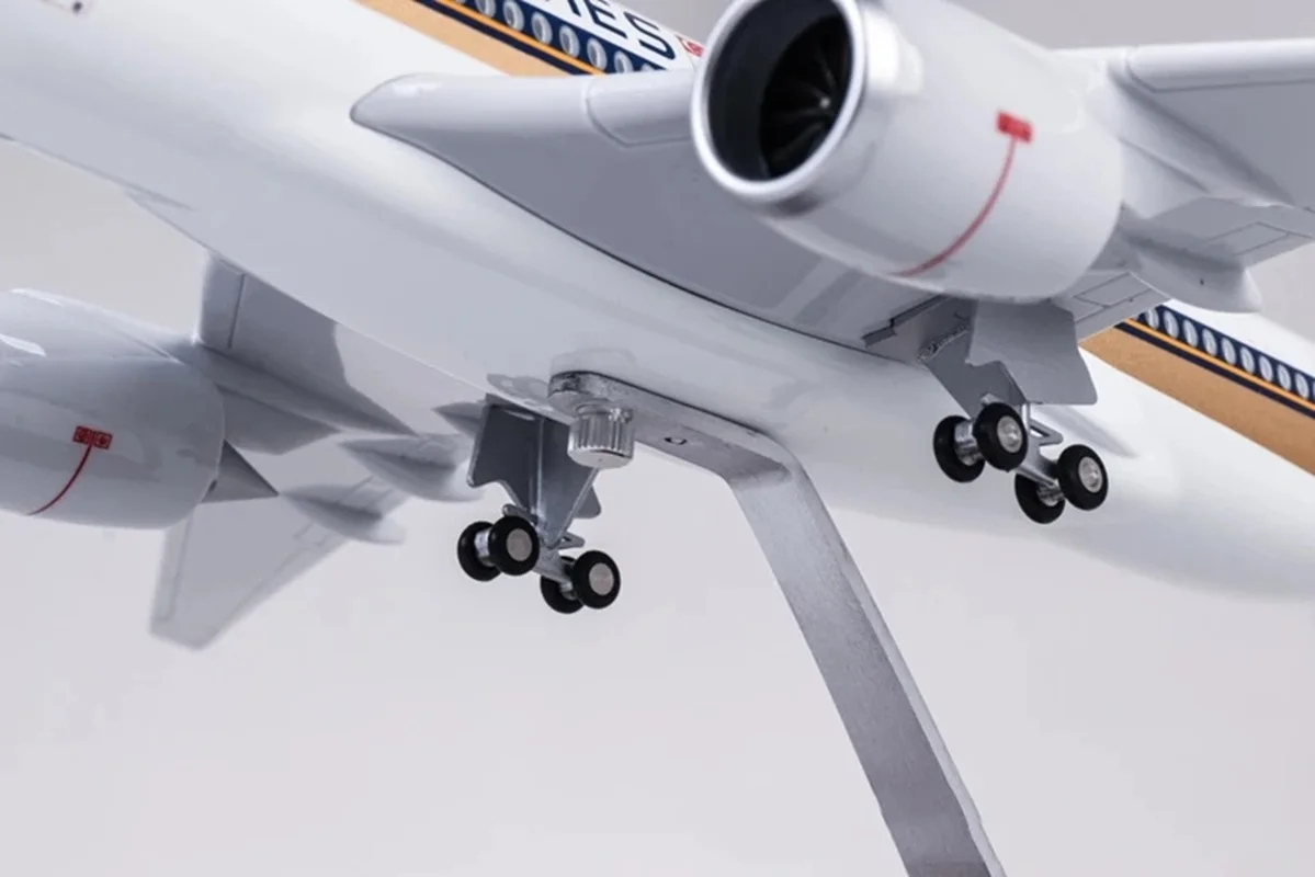 Singapore Airlines 47CM 1:142 Scale Model Aircraft A350 Airbus LED Light Die-casting Machine Collected As A Gift By Aviation