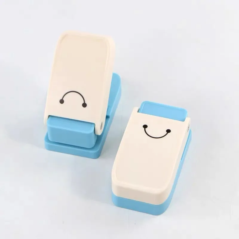 1pcs Random Color Creative Keychain Accessory Hole Punch for DIY Scrapbook Embossing Craft Tools, Excellent Quality