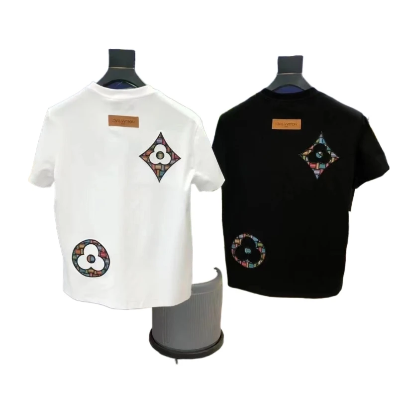 Рисунок 2 - Футболка с круглым вырезом и вышивкой