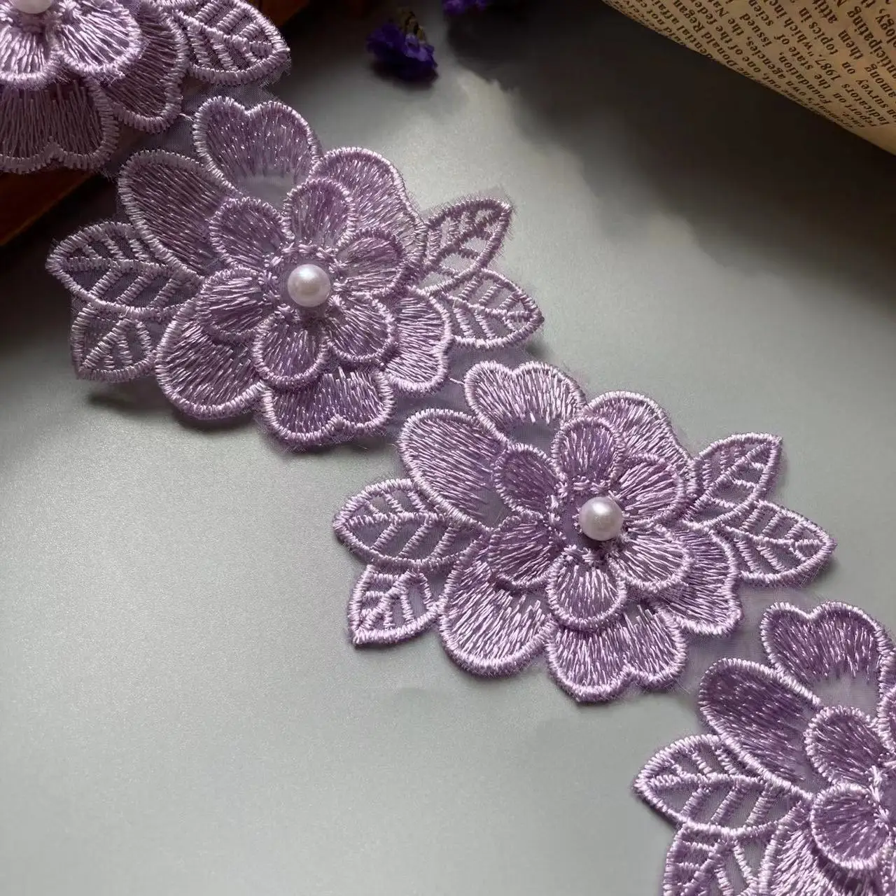 1 yard Fiore Viola Perla Ricamato Lace Trim Nastro Tessuto Patchwork Abito Da Sposa Forniture Per Cucire FAI DA TE Mestiere 6 cm di Larghezza Nuovo