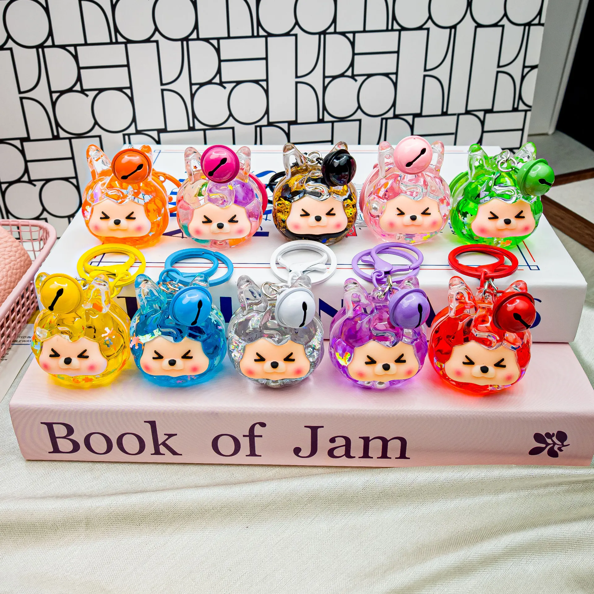 

New and lovely quicksand key chains, cute kiki statues, doll bags, pendants, gift key chains