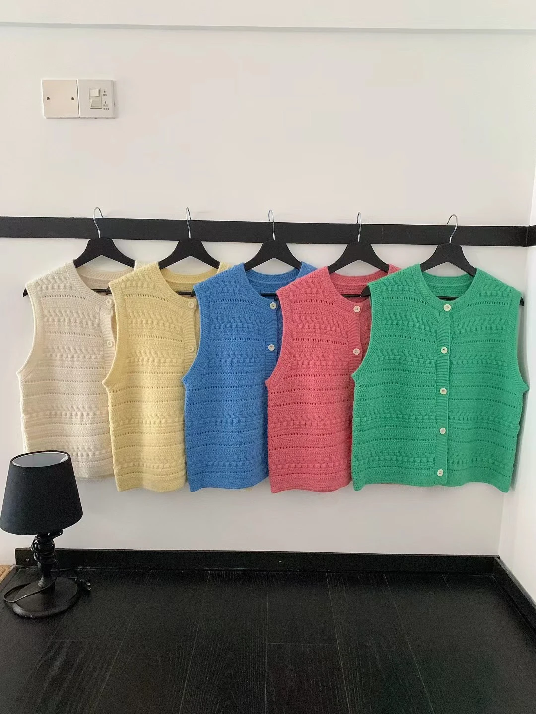 

Корейский простой ажурный женский жилет, модный вязаный крючком мягкий вязаный топ на одной пуговице с колючками