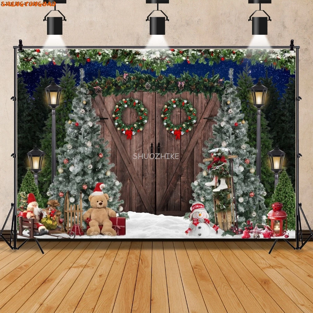 คริสต์มาสไม้ Barn ประตูการถ่ายภาพพื้นหลังของขวัญต้นคริสต์มาส Village Holiday Party ครอบครัวเด็กฉากหลัง CF-30