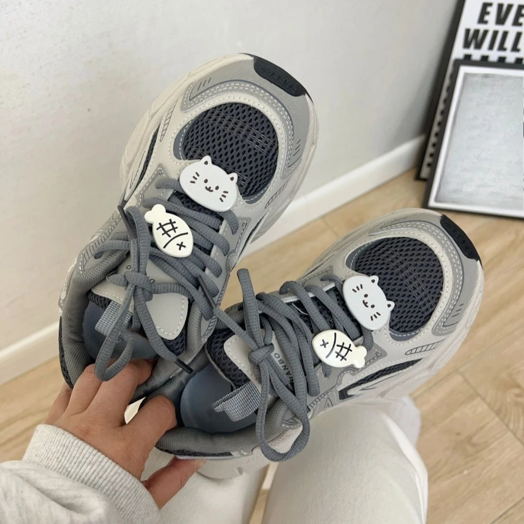 ​ أحذية رياضية نسائية عالية الكعب 2025 ربيع جديد طالب متعدد الاستخدامات سميكة وحيد تنفس شبكة أحذية للنساء أحذية الموضة