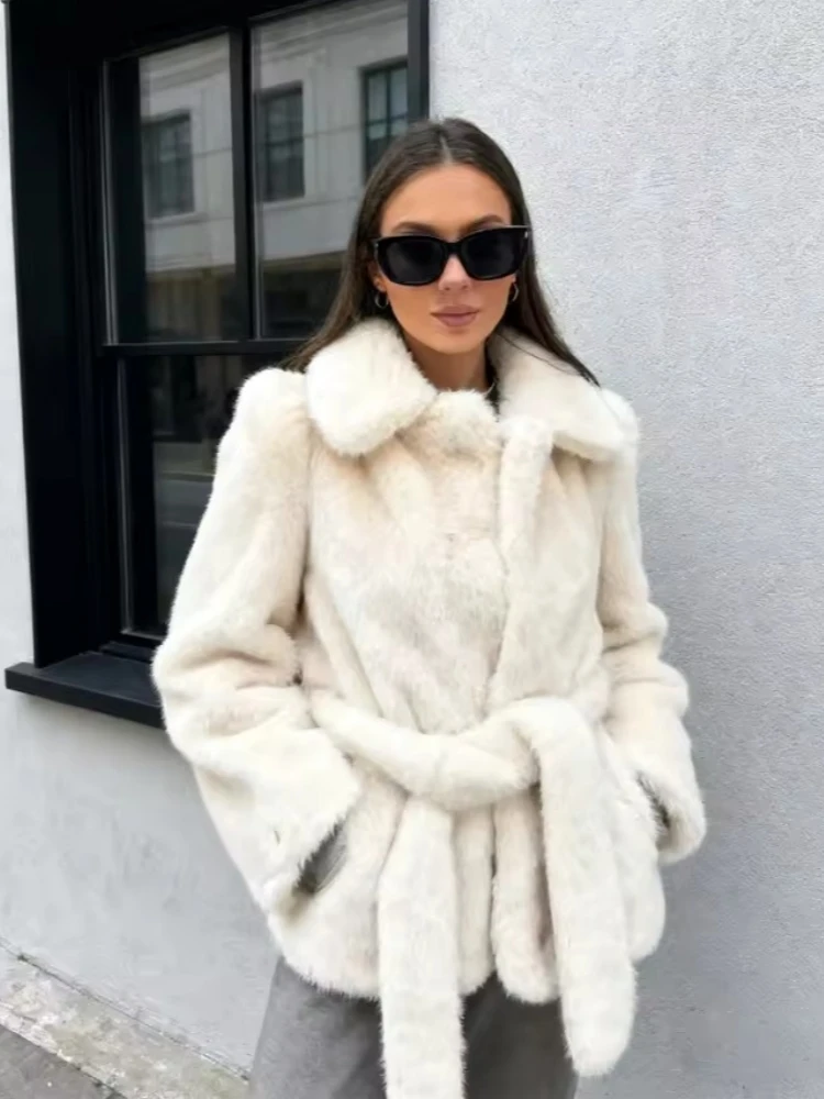 白いエレガントなフェイクファーのジャケットコート、ベルト付き、女性用シックなラペル、厚手で暖かいルーズオーバーコート、2025年冬ファッション、女性用アウターウェア