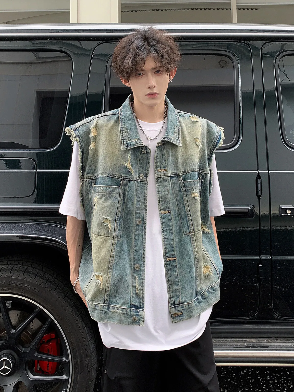 

Мужская джинсовая жилетка с эффектом потертости и рваными элементами, весна 2026, новая коллекция, американский повседневный стиль, свободный крой, с необработанными краями, без рукавов