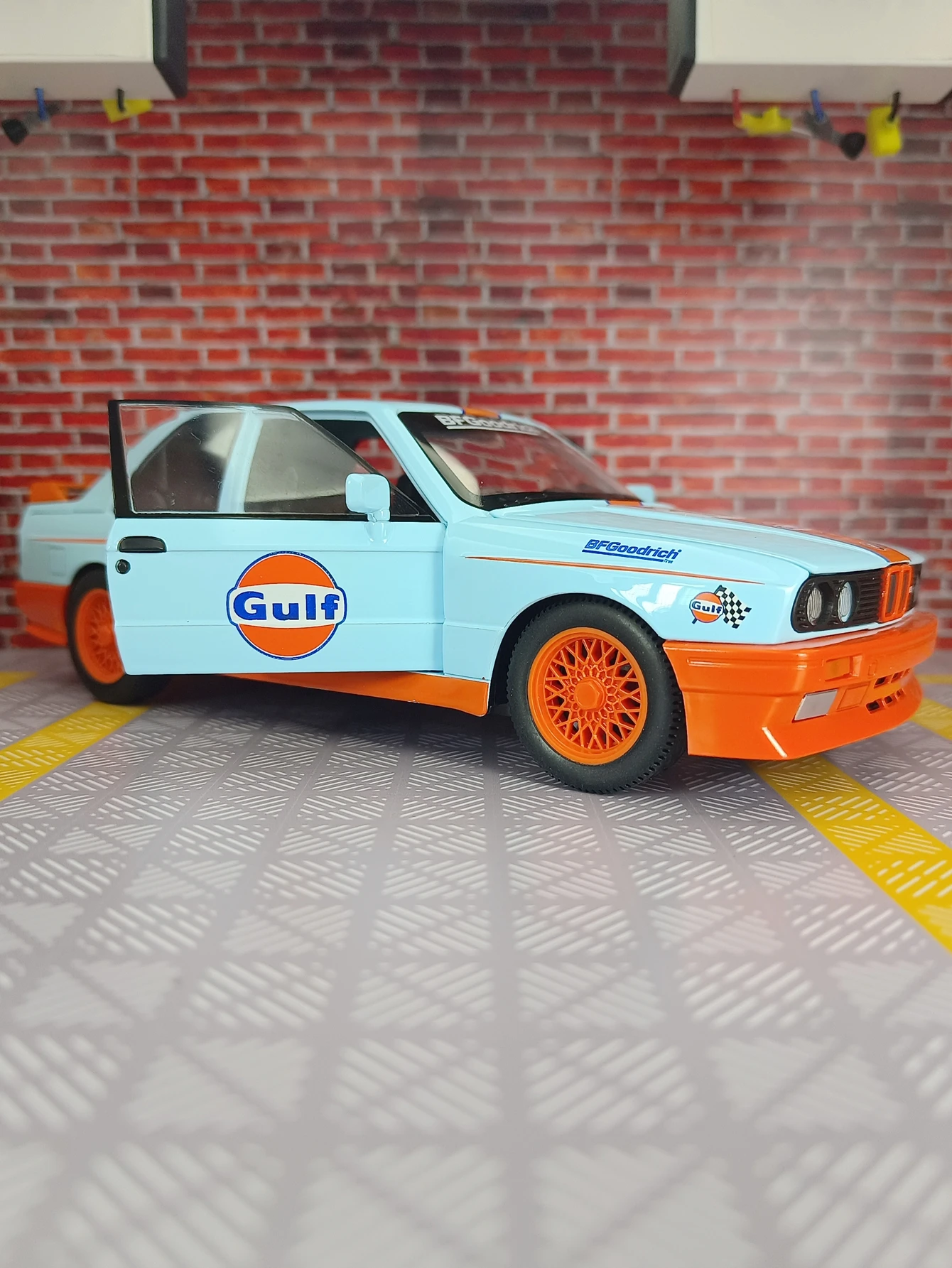 1:24 BMW M3E30 1988 DTM Super Car Legierungsmodell Sound und Licht Pull-Back Kinderspielzeugauto Geschenk feine Verarbeitung gute Qualität