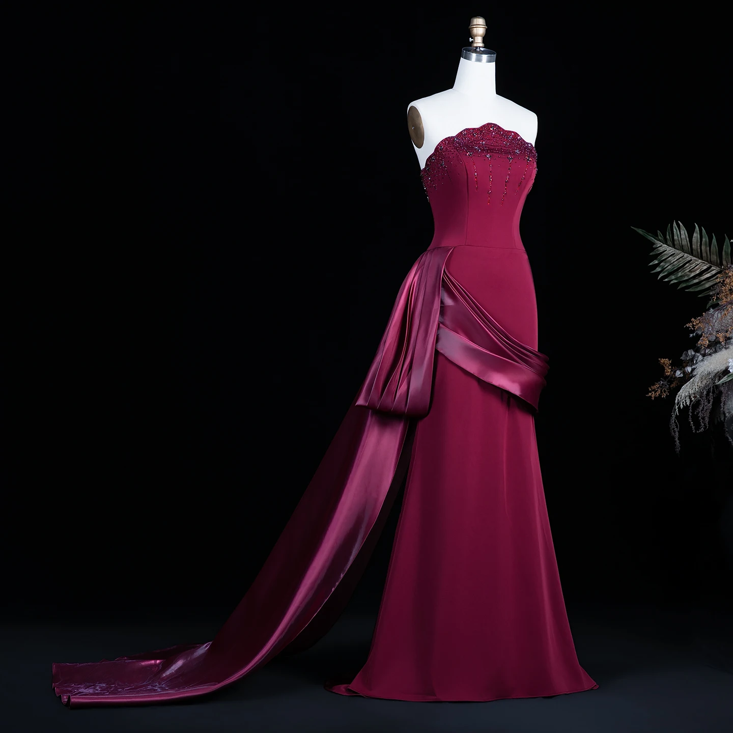 Sharon Said Dubai Weinrotes trägerloses Meerjungfrauen-Abendkleid mit Perlen und Quasten aus Satin mit Handschuhen, formelles Ballkleid für Damen SS608, maßgeschneidert – Detail 16