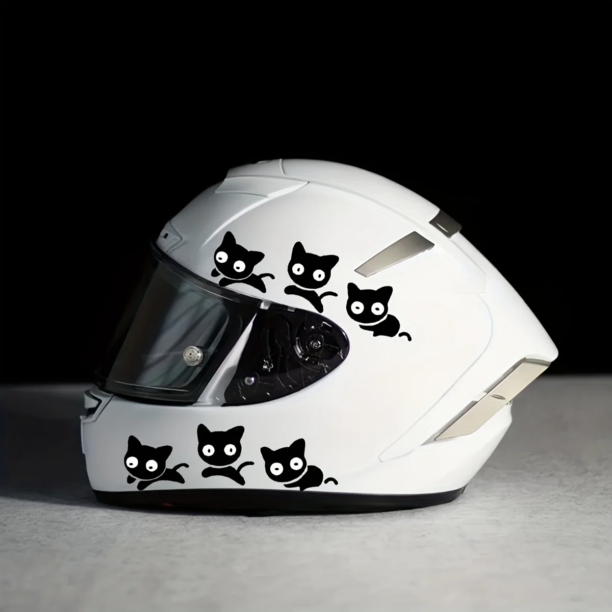 قطعتان من ورق تزيين خوذة الدراجة النارية "القطة السوداء الصغيرة"، مناسب لمرآة الرؤية الخلفية للسيارة وملصقات خوذة الدراجة النارية.