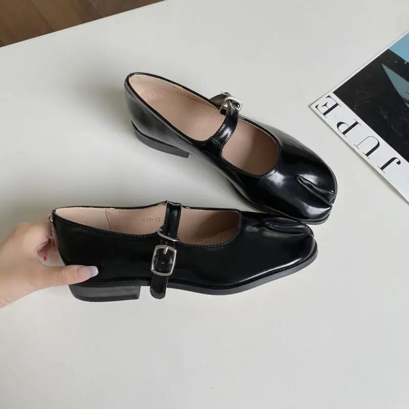 New Arrivals Ninja Tabi Mary Janes Flats Shoes Women 2024 Spring Belt Buckle Split Toe Shoes Trotters Mocasines Female Pumps