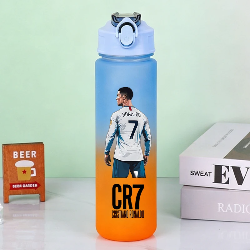 750 ml CR7 Sport-Wasserflaschen, Anime-Fußballstar, Ronaldos, mattierte Flasche, Outdoor, Reisen, Fitnessstudio, Fitness, Krüge, tragbarer Trinkbecher